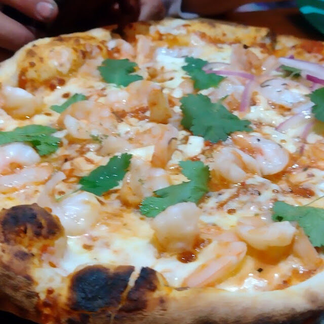 Pizza de camarón de IGO Pizzeria