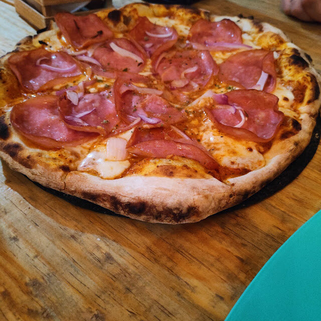 Pizza de pepperoni a la leña de IGO Pizzeria